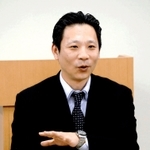 判決後、記者会見に応じる裁判員の男性＝１８日午後、神戸地裁（代表撮影）