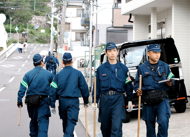 町をくまなく歩き捜索する警察官ら＝１６日午前１０時３１分、神戸市長田区房王寺町２（撮影・中西大二）