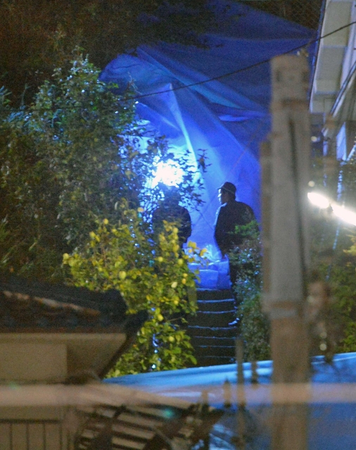 袋に入った遺体が発見された雑木林（奥）＝２３日午後９時８分、神戸市長田区長田天神町１