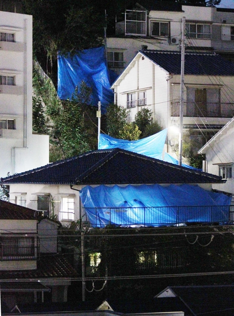 夜間まで捜索が続いた君野康弘容疑者の自宅＝２６日午後６時２８分、神戸市長田区長田天神町１