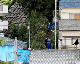 君野康弘容疑者宅（左下）と雑木林を結ぶ階段などを調べる捜査員ら＝２５日午後４時２４分、神戸市長田区長田天神町１