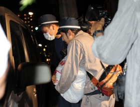 君野康弘容疑者宅を家宅捜索し、押収物を車に運び込む捜査員ら＝２５日午後６時４１分、神戸市長田区名倉町５