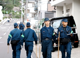 町をくまなく歩き捜索する警察官ら＝１６日午前１０時３１分、神戸市長田区房王寺町２（撮影・中西大二）