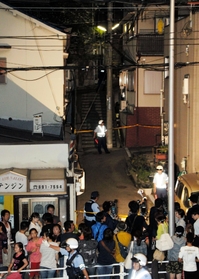 地域住民や報道陣で騒然となった遺体発見現場周辺＝２３日午後７時５３分、神戸市長田区長田天神町１