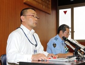 君野容疑者の逮捕に至った経緯などを説明する矢野捜査１課長（左）ら＝２４日午後、長田署