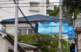 家宅捜索のため容疑者宅をブルーシートで覆う捜査員。右上は遺体発見現場２５日午前１０時１９分、神戸市長田区長田天神町１