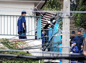 家宅捜索のため、君野康弘容疑者の自宅に入る兵庫県警の捜査員ら＝２５日午前１０時２分、神戸市長田区長田天神町１