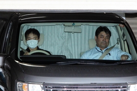 神戸地検に向かう君野康弘容疑者を乗せた警察関係車両＝２５日午後０時４４分、神戸市長田区北町３、長田署