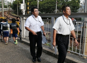 通学路とその周辺で安全面の点検をする神戸市教育委員会の職員ら＝２６日午前８時ごろ、神戸市長田区房王寺町３（撮影・宮路博志）