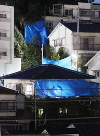 夜間まで捜索が続いた君野康弘容疑者の自宅＝２６日午後６時２８分、神戸市長田区長田天神町１