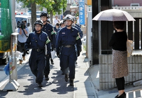 君野康弘容疑者の自宅周辺は、出入りする捜査員らで物々しい雰囲気が続いた＝２７日午後１時５５分、神戸市長田区長田天神町１