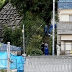 君野康弘容疑者宅（左下）と雑木林を結ぶ階段などを調べる捜査員ら＝２５日午後４時２４分、神戸市長田区長田天神町１