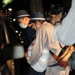 君野康弘容疑者宅を家宅捜索し、押収物を車に運び込む捜査員ら＝２５日午後６時４１分、神戸市長田区名倉町５