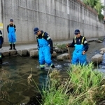 行方不明になった女児の手掛かりを探す兵庫県警機動隊員ら＝１３日午前８時２５分、神戸市長田区、新湊川