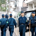 町をくまなく歩き捜索する警察官ら＝１６日午前１０時３１分、神戸市長田区房王寺町２（撮影・中西大二）