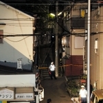 地域住民や報道陣で騒然となった遺体発見現場周辺＝２３日午後７時５３分、神戸市長田区長田天神町１