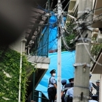 美玲ちゃんの遺体が発見された現場に向かう捜査関係者ら。左は君野容疑者が住んでいた文化住宅＝２４日午前７時５６分、神戸市長田区長田天神町１