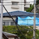 家宅捜索のため容疑者宅をブルーシートで覆う捜査員。右上は遺体発見現場２５日午前１０時１９分、神戸市長田区長田天神町１