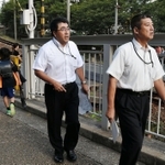 通学路とその周辺で安全面の点検をする神戸市教育委員会の職員ら＝２６日午前８時ごろ、神戸市長田区房王寺町３（撮影・宮路博志）