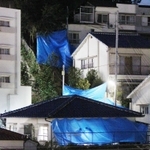 夜間まで捜索が続いた君野康弘容疑者の自宅＝２６日午後６時２８分、神戸市長田区長田天神町１