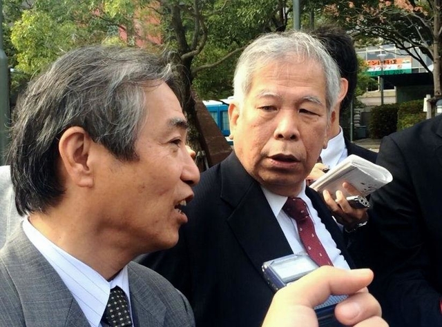 報道陣の取材に応じる増田正幸弁護士（左）と高木甫弁護士＝２１日午前、兵庫県警本部前
