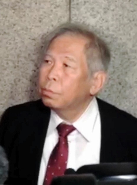 報道陣の取材に応じる高木甫弁護士＝２１日午後、神戸市中央区