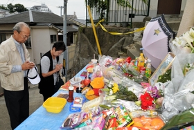 遺体発見現場近くに設けられた献花台には多くの花束やお菓子などが供えられ、訪れた人が女児の冥福を祈った＝４日午前、神戸市長田区長田天神町１（撮影・風斗雅博）