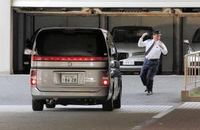 神戸地検に入る君野容疑者を乗せた車両＝１６日午前９時５１分、神戸市中央区橘通１