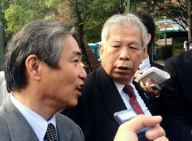 報道陣の取材に応じる増田正幸弁護士（左）と高木甫弁護士＝２１日午前、兵庫県警本部前