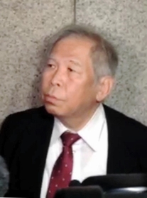 報道陣の取材に応じる高木甫弁護士＝２１日午後、神戸市中央区