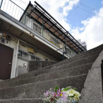 女児の遺体発見現場に続く石段に手向けられた花束＝１４日午後３時５分、神戸市長田区長田天神町１