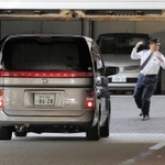 神戸地検に入る君野容疑者を乗せた車両＝１６日午前９時５１分、神戸市中央区橘通１