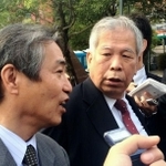 報道陣の取材に応じる増田正幸弁護士（左）と高木甫弁護士＝２１日午前、兵庫県警本部前
