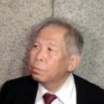 報道陣の取材に応じる高木甫弁護士＝２１日午後、神戸市中央区