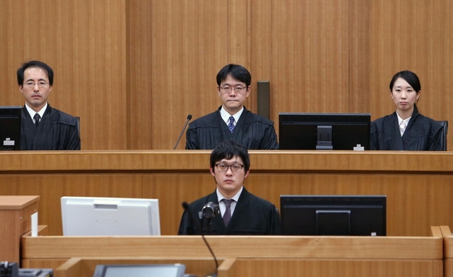 長田女児殺害事件の判決公判に臨む佐茂剛裁判長（上段中央）＝１８日午後、神戸市中央区橘通２、神戸地裁（代表撮影）