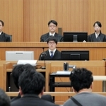 神戸・長田女児殺害事件で殺人罪などに問われた君野康弘被告の初公判が開かれた＝７日午前、神戸市中央区の神戸地裁（代表撮影）