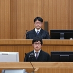 長田女児殺害事件の判決公判に臨む佐茂剛裁判長（上段中央）＝１８日午後、神戸市中央区橘通２、神戸地裁（代表撮影）