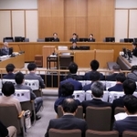 長田女児殺害事件の判決公判の開廷を待つ神戸地裁の法廷＝１８日午後、神戸市中央区橘通２