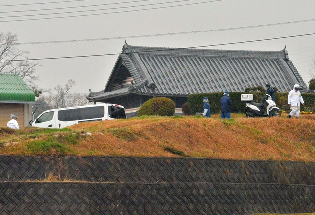 ５人が刺された民家を調べる捜査員ら＝９日午前１０時４５分、洲本市中川原町中川原