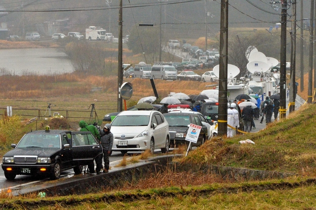 事件現場周辺は報道陣などの車が連なり騒然となった＝９日午後、洲本市中川原町中川原