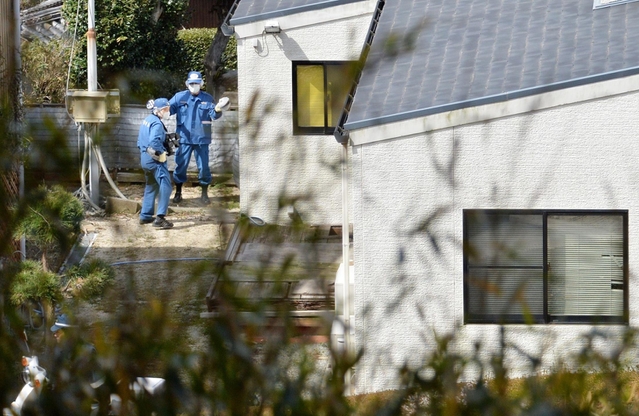 平野達彦容疑者の自宅を調べる捜査員＝１０日午前１１時２９分、洲本市中川原町中川原