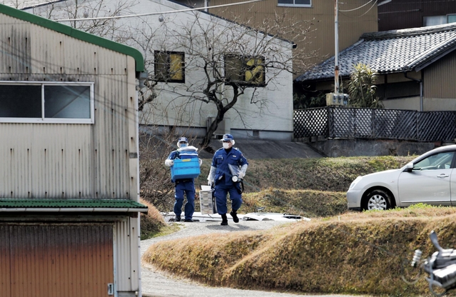 捜査関係者が出入りする事件現場周辺。後方は平野達彦容疑者宅＝１１日午前９時５７分、洲本市中川原町中川原