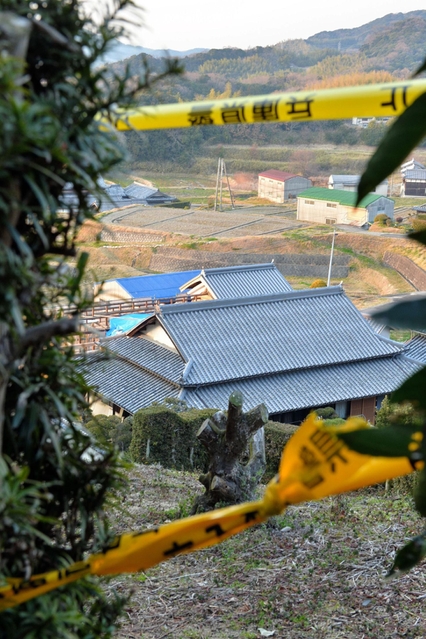 平野毅さんらの遺体が見つかった民家。周辺は規制線が張られている＝１４日午後５時３１分、洲本市中川原町中川原