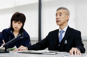 会見する兵庫県洲本健康福祉事務所の柿本裕一所長（右）ら＝１２日午前、洲本市塩屋１