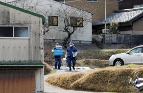 捜査関係者が出入りする事件現場周辺。後方は平野達彦容疑者宅＝１１日午前９時５７分、洲本市中川原町中川原