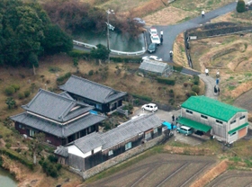 刺殺事件があった兵庫県洲本市の民家＝９日午前９時41分（共同通信社ヘリから）