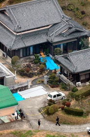 刺殺事件があった兵庫県洲本市の民家＝９日午前９時39分（共同通信社ヘリから）