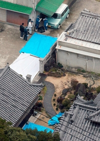 刺殺事件があった民家の周辺を調べる捜査員＝９日午前９時40分、兵庫県洲本市（共同通信社ヘリから）