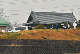 ５人が刺された民家を調べる捜査員ら＝９日午前１０時４５分、洲本市中川原町中川原