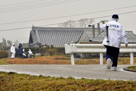 ５人が刺された民家を調べる捜査員ら＝９日午前１０時４０分、洲本市中川原町中川原